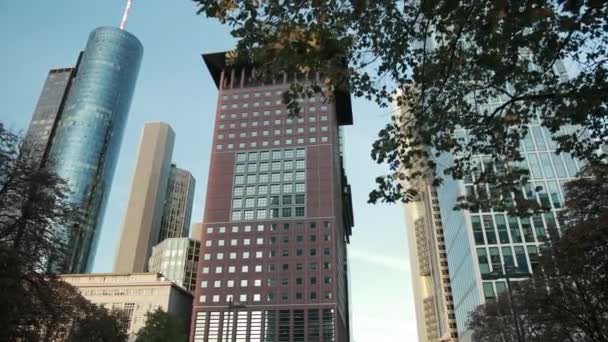 Vista stradale di un edificio rosso in una zona molto elegante . — Video Stock