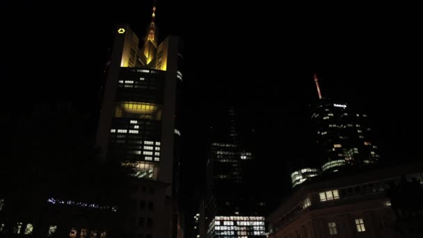 Gele halve maan licht van dit neemt alle attetion in Frankfurt. — Stockvideo