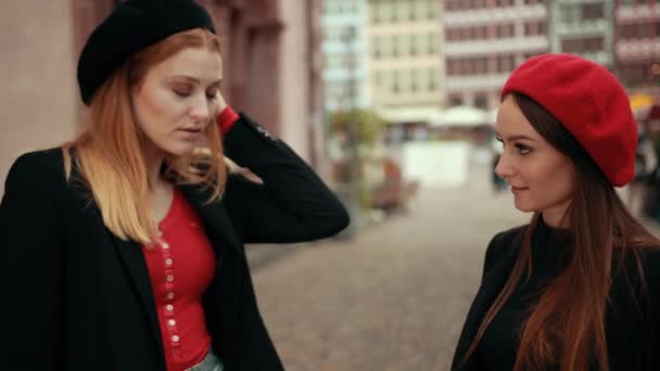 Twee vrouwen wedijveren om elkaar te evalueren, maar beginnen naar elkaar te lachen. — Stockvideo