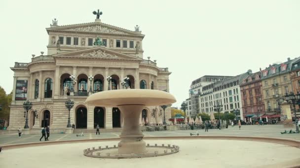 Ópera en una gran ciudad moderna, en primer plano una hermosa fuente — Vídeo de stock