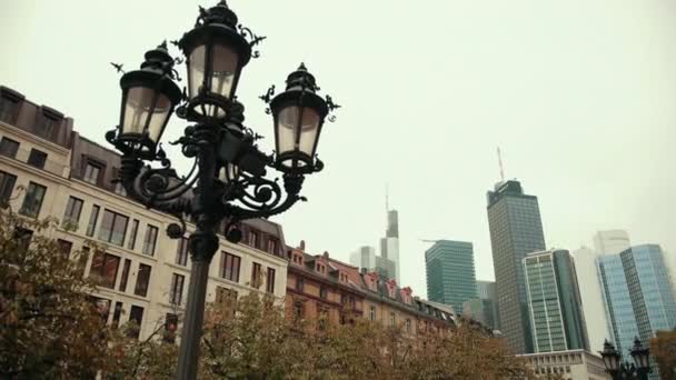 Panorama de grands bâtiments modernes en verre gratte-ciel dans la ville de mégapole . — Video