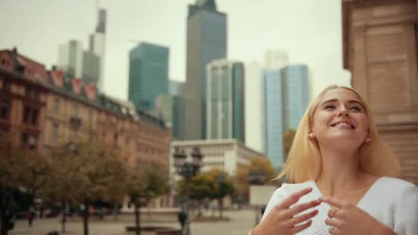 Young girl dancer ballerina blonde dancing on street of modern city metropolis — Stock Video