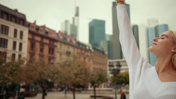 Ung flicka dansare ballerina blond dans på gatan i modern stad metropol — Stockvideo