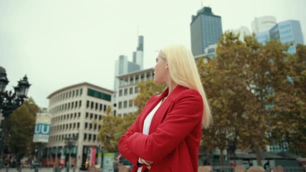 Vrouw in moderne stad metropool staat op ontmoetingsplaats — Stockvideo