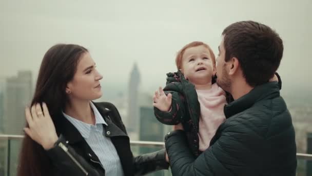 Junge Mutter beruhigt ihre kleine Tochter, die weint und schlechte Laune hat — Stockvideo