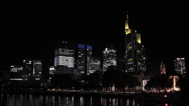Framåt till bakåt utsikt över sjön sida i Frankfurt. — Stockvideo