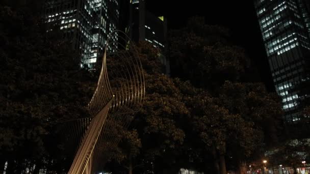 Altın heykel ve üzerinde Frankfurt 'un ufuk çizgisi.. — Stok video