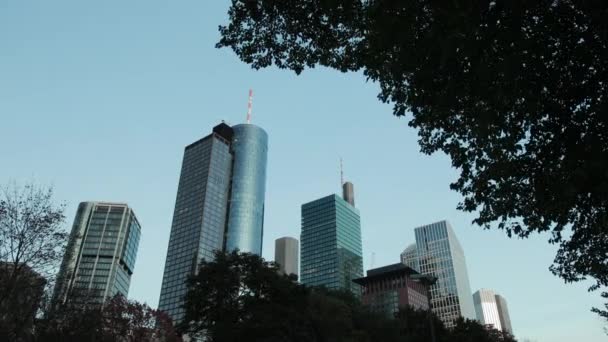 Vítr tančící stromy a mrakodrapy to je fantastické Frankfurt. — Stock video