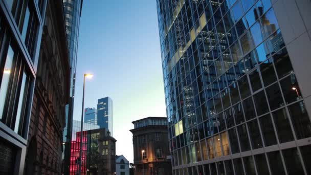 Straßenlaternen gehen in Frankfurt an, wenn die Nacht hereinbricht. — Stockvideo