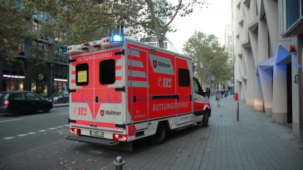 緊急事態が発生してるフランクフルトでの救急車. — ストック動画