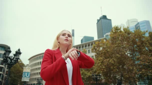 Woman in modern city metropolis is standing at meeting place — Stock Video