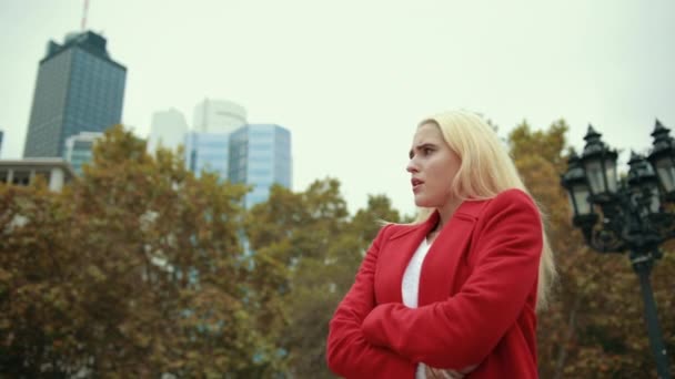 Nervous girl is not happy and angry against background of modern city metropolis — Stock Video