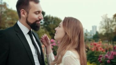 Genç aşıklar birbirine sarılıyor. Gelin damada yaklaşır, boynundan tutar.