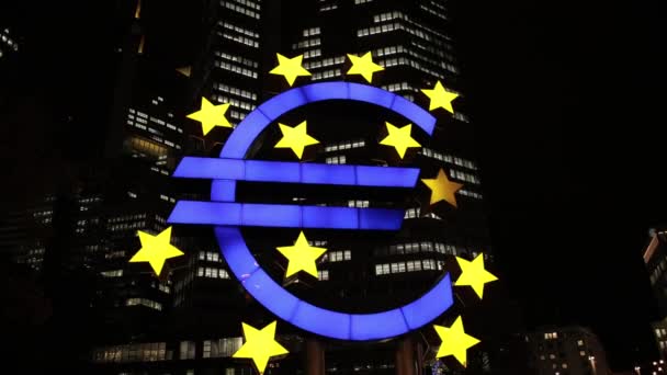 Euro-Symbol auf dem Hintergrund von nächtlichen Wolkenkratzern, Geschäftszentren in Frankfurt — Stockvideo