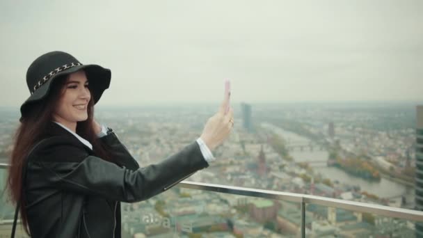 Blogger takes video on the roof of a high building a skyscraper city metropolis — Stock Video