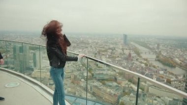 Çift, Megapolis 'teki gökdelenin yüksek binasının çatısında duruyor..