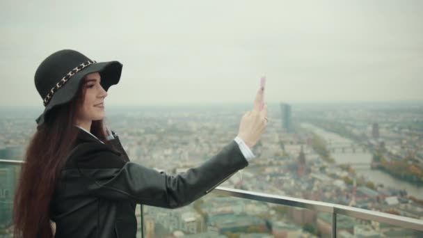 Blogger neemt video op het dak van een hoog gebouw een wolkenkrabber stad metropool — Stockvideo