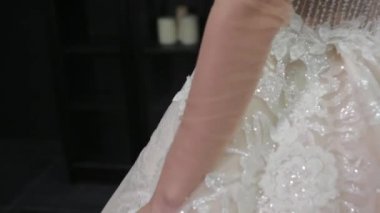 Gelinin giydiği beyaz gelinliğin yakın çekimi, Tulle 'e dokununca dalgalanır.