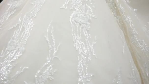 Gros plan sur la robe de mariée blanche que la mariée porte, touche tulle fait vague 