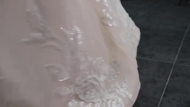 Close-up de vestido de noiva branco que a noiva está vestindo, toca tule faz onda — Vídeo de Stock