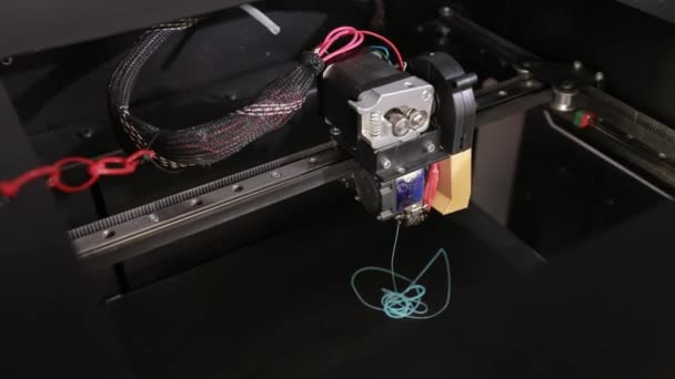 Close up of printer that prints part from a plastic cable thread — Stok video