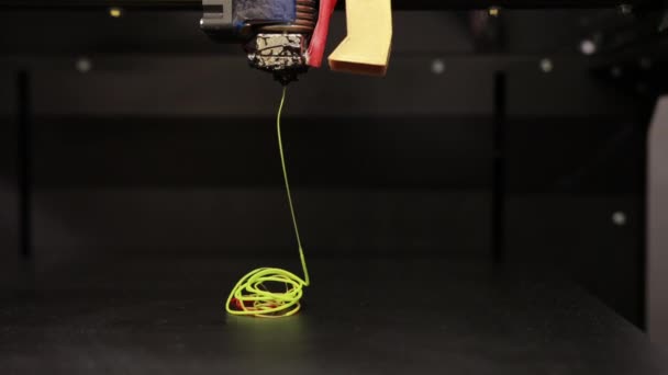 Tecnología 3D la impresora imprime parte de hilo de cable de plástico primer plano amarillo — Vídeo de stock