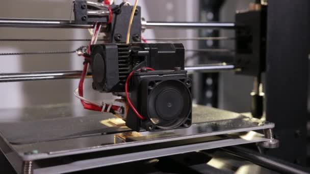 3D technology the printer head prints a plastic part — ストック動画