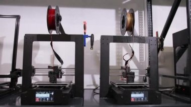 3D teknoloji geniş çekim yazıcıları fabrikada plastik parçalar yazdırıyor.