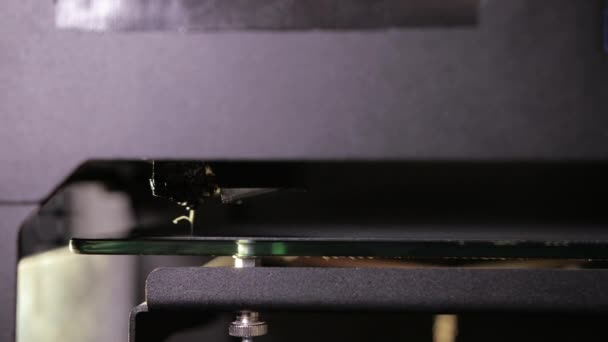Tecnologia 3D primo piano della testina di stampa di un prodotto in plastica . — Video Stock