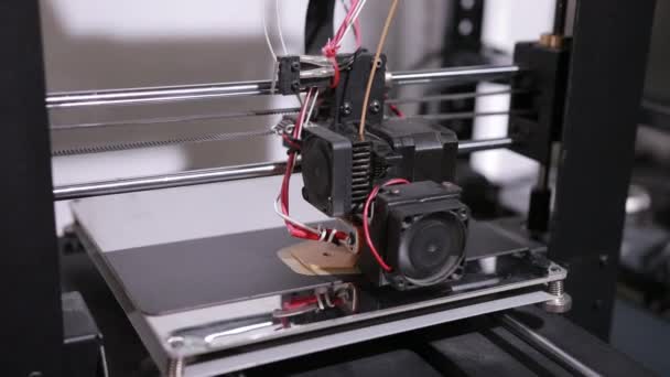 Tecnología 3D el cabezal de la impresora imprime una pieza de plástico — Vídeo de stock