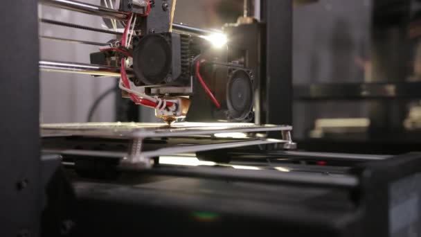 Technologie 3D la tête d'imprimante imprime une pièce en plastique 