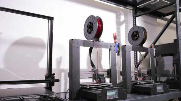 Impresoras de tiro ancho de tecnología 3D que imprimen piezas de plástico en la fábrica . — Vídeos de Stock