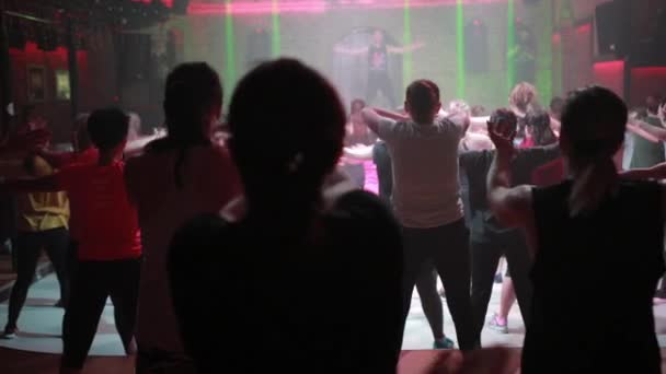 Большая группа людей занимается фитнесом с бесплатным входом в ночной клуб — стоковое видео