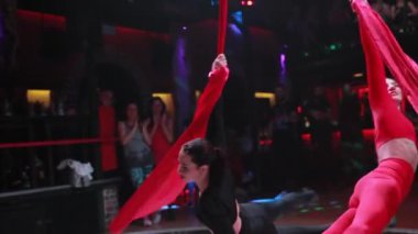 Kadın hava ipek, üzerinde beyaz izole asılı. Güzel geometrik pozlar