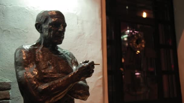 Estátua o famoso artista Pablo Picasso Fumar um cigarro — Vídeo de Stock