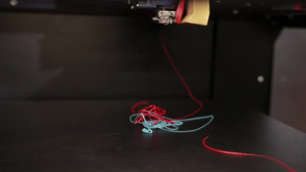 Technologie 3D l'imprimante imprime une partie à partir du fil de câble en plastique .