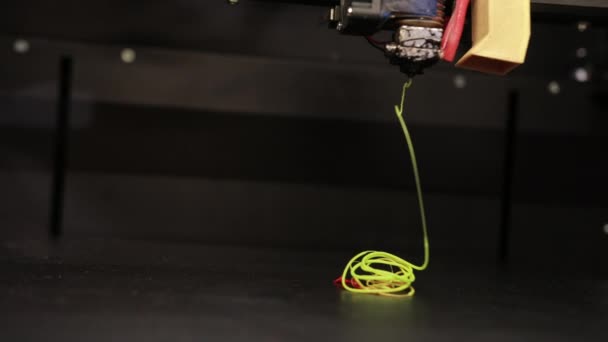 Tecnologia 3D a impressora imprime parte do fio de cabo de plástico perto amarelo — Vídeo de Stock