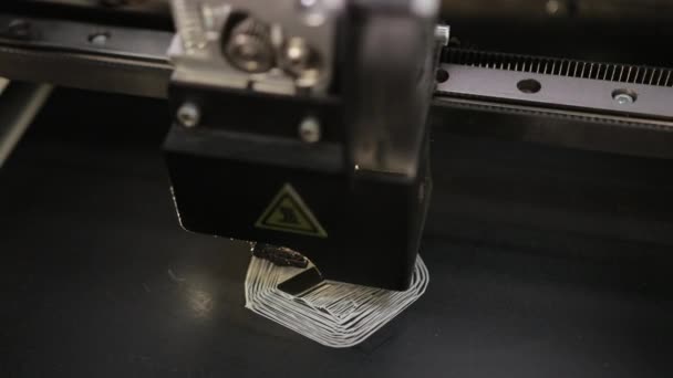 Technologie 3D gros plan de la tête d'imprimante imprimant un produit de pièce en plastique . — Video