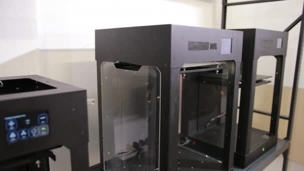 3D-technologie wide shot printers die plastic onderdelen printen in de fabriek. — Stockvideo