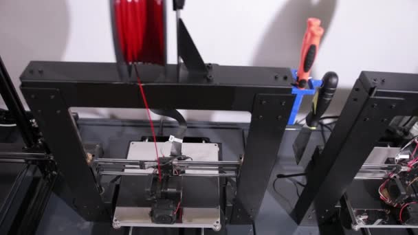 3D-technologie de printerkop print een plastic onderdeel — Stockvideo