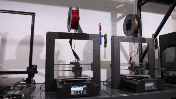 Impressoras de tiro largo de tecnologia 3D que imprimem peças plásticas na fábrica . — Vídeo de Stock