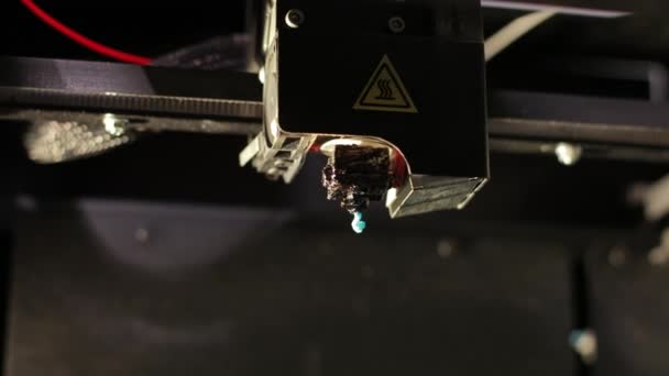 3D printer technology head prints red part from plastic cable thread close up. — 图库视频影像