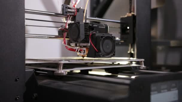 Technologie 3D la tête d'imprimante imprime une pièce en plastique 