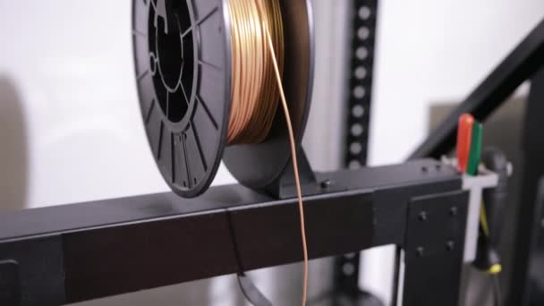 Tecnología 3D el cabezal de la impresora imprime una pieza de plástico — Vídeos de Stock