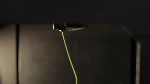 Tête d'imprimante 3D imprime fil de plastique vert jaune .