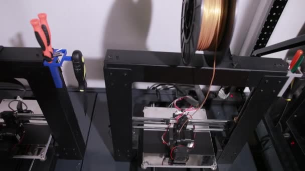 3D-технология головка принтера печатает пластиковую деталь — стоковое видео