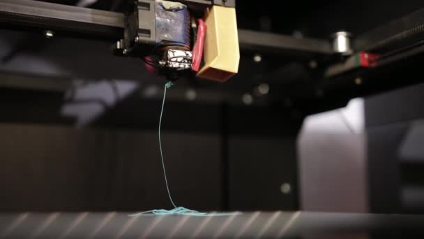 Technologie 3D la tête de l'imprimante imprime des pièces en fil de plastique bleu — Video