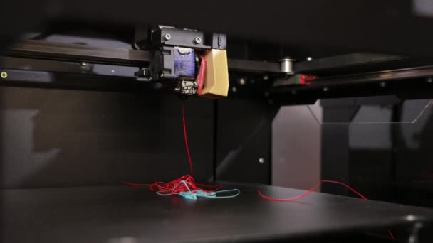 3D technology the printer prints part from plastic cable thread close up. — Stok video