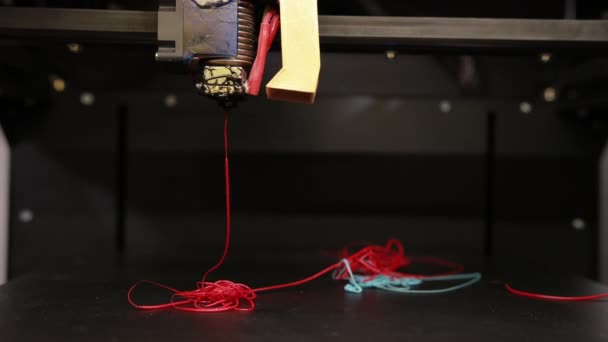 Technologie 3D l'imprimante imprime une partie à partir du fil de câble en plastique .