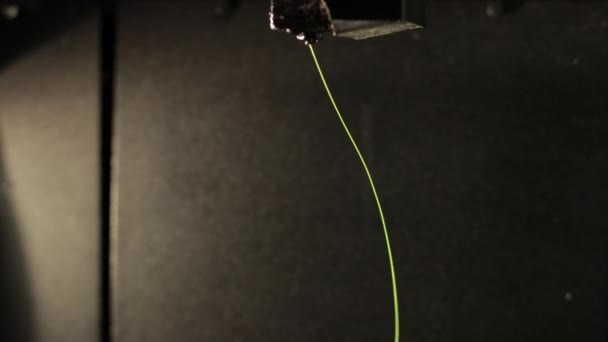 3D принтер печатает желтый зеленый пластиковый провод . — стоковое видео